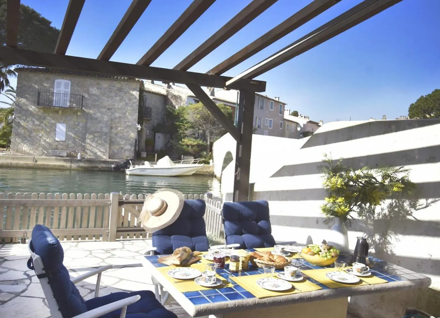 Feriehus Huebsches Haus Direkt Am Wasser, St. Tropez 15 Min! Grimaud